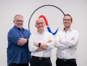 Die Initiatoren der Übernahme: hotset-Geschäftsführer Ralf Schwarzkopf (mitte), iQtemp-Geschäftsführer Carlo Hüsken (links) und hotset-Vertriebsleiter Sven Braatz (rechts).